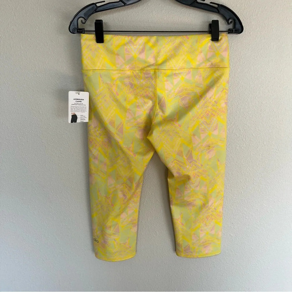 New Alo Yoga Airbrush Capri Leggings Zest Indio Geometric Print NWT Medium - Picture 8 of 13